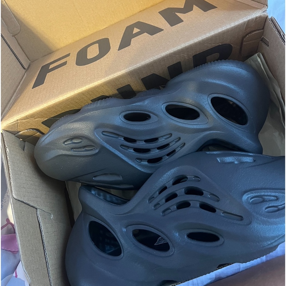 Onyx color foam runners , new only been worn twice